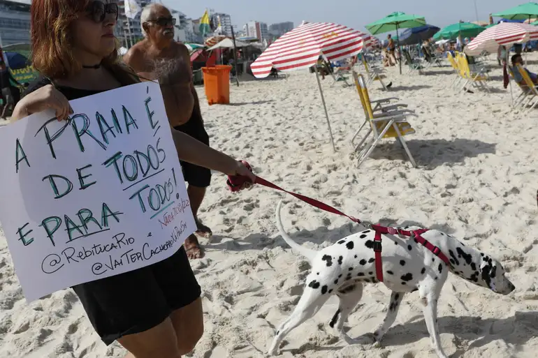 Manifestação isola trecho na areia de Ipanema contra a tramitação da PEC das Praias no Senado Federal. (Foto: Fernando Frazão/Agência Brasil)